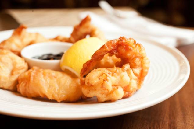 Preparado com camarão, lula, peixe e legumes empanados fritos e mistos de frutos do mar Preparado com camarão, lula, peixe e legumes empanados fritos e mistos de frutos do mar