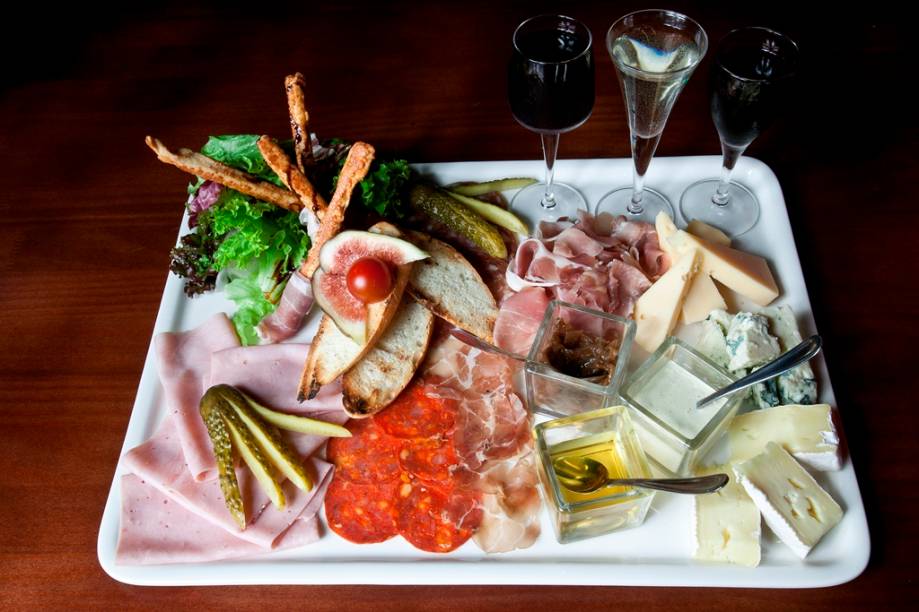 Tábua Bistrot: queijos, embutidos, picles, mini baguete e degustação de vinhos Tábua Bistrot: queijos, embutidos, picles, mini baguete e degustação de vinhos