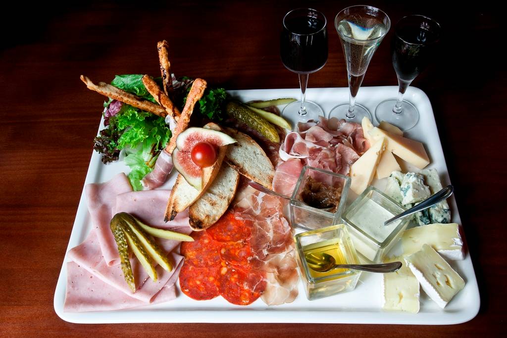 Tábua Bistrot: queijos, embutidos, picles, mini baguete e degustação de vinhos