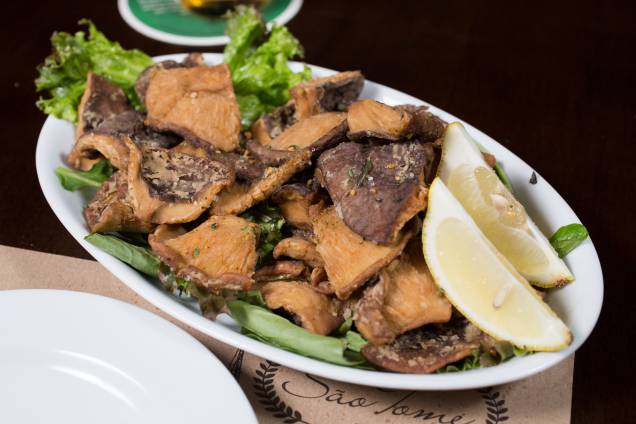 Opção vegetariana, o cogumelo shiitake à passarinho tem tempero de alho frito e salsinha Opção vegetariana, o cogumelo shiitake à passarinho tem tempero de alho frito e salsinha