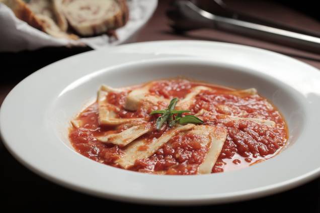 Ravióli de ricota e espinafre ao sugo Ravióli de ricota e espinafre ao sugo