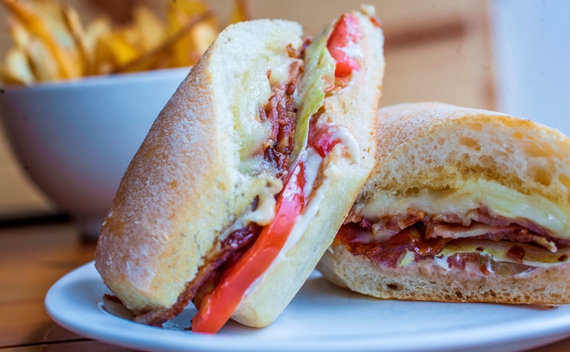 Bblt: lanche na ciabatta com mussarela, salada e maionese de manjericão feita na casa