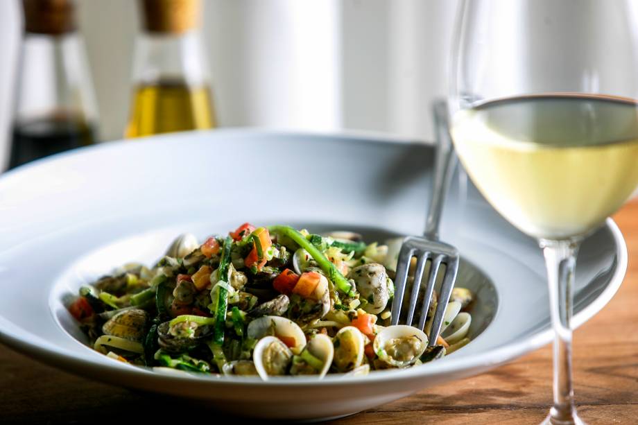 Clássico bavette ao vôngole levemente picante com abobrinha Clássico bavette ao vôngole levemente picante com abobrinha