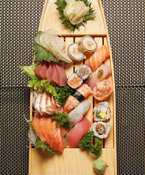 Combinado misto de sushi e sashimi em versão individual e para dois Combinado misto de sushi e sashimi em versão individual e para dois