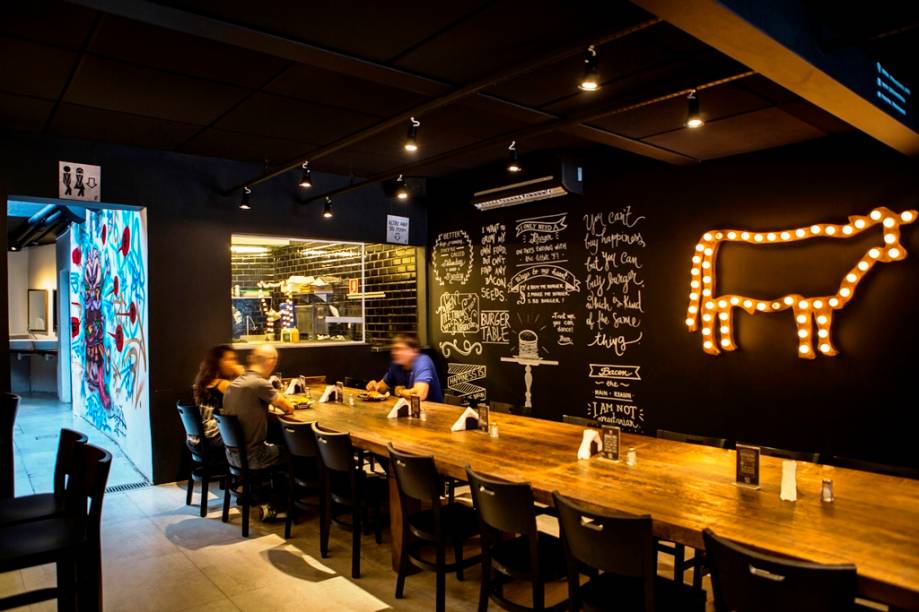 A mesona de madeira compõe o ambiente da nova hamburgueria A mesona de madeira compõe o ambiente da nova hamburgueria