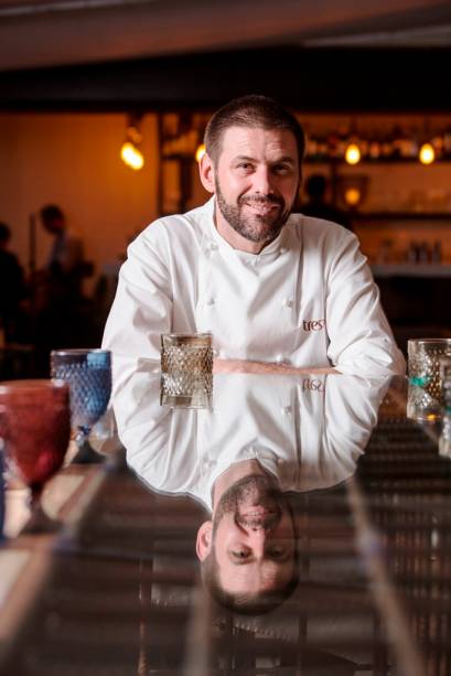Quem supervisiona a grelha é o chef argentino Alejandro Peyrou Quem supervisiona a grelha é o chef argentino Alejandro Peyrou