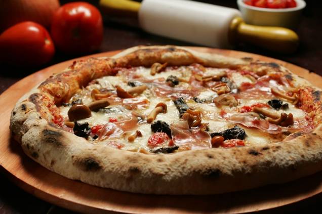 Funghi e prosciutto: um mix de cogumelos refogados no alho, pimenta-biquinho, mussarela de búfala, manjericão e presunto cru Funghi e prosciutto: um mix de cogumelos refogados no alho, pimenta-biquinho, mussarela de búfala, manjericão e presunto cru