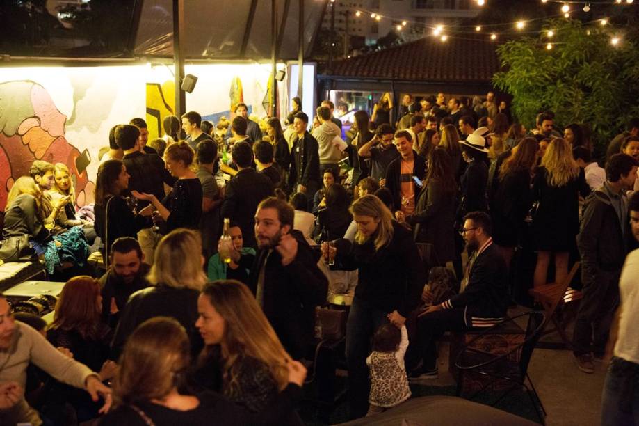 A galera de 30 e alguns anos costuma reservar parte dos pufes, sofás e mesas baixas, mas muitos ficam de pé A galera de 30 e alguns anos costuma reservar parte dos pufes, sofás e mesas baixas, mas muitos ficam de pé