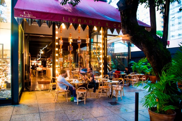 O café está no mesmo prédio onde ficam o restaurante Chez Oscar e o badalado Bar de Cima O café está no mesmo prédio onde ficam o restaurante Chez Oscar e o badalado Bar de Cima