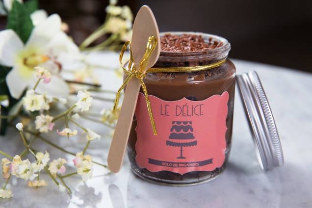 Os bolos de pote podem ter massa de chocolate ou de cenoura Os bolos de pote podem ter massa de chocolate ou de cenoura