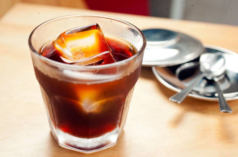 Cold brew extraído lentamente a frio, vem em copo baixo com gelo Cold brew extraído lentamente a frio, vem em copo baixo com gelo