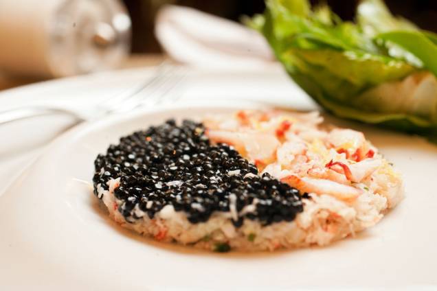 Coberto por ovas de mujol , o tartare de caranguejo com um toque de limão-siciliano Coberto por ovas de mujol , o tartare de caranguejo com um toque de limão-siciliano