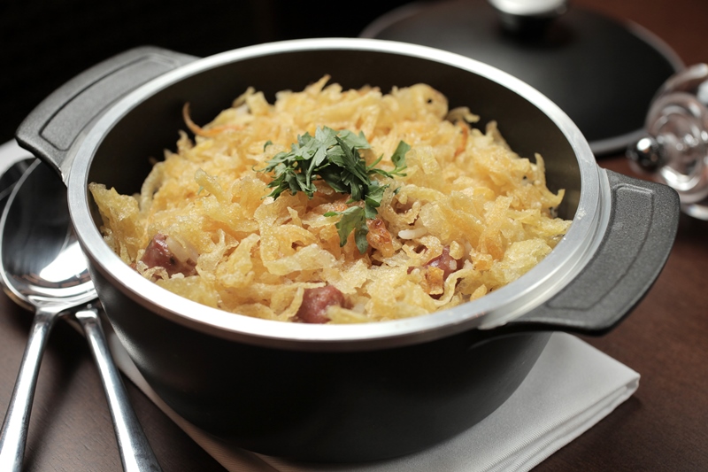 O arroz parrillero, mexidinho com ovo, linguiça picante e batata palha O arroz parrillero, mexidinho com ovo, linguiça picante e batata palha