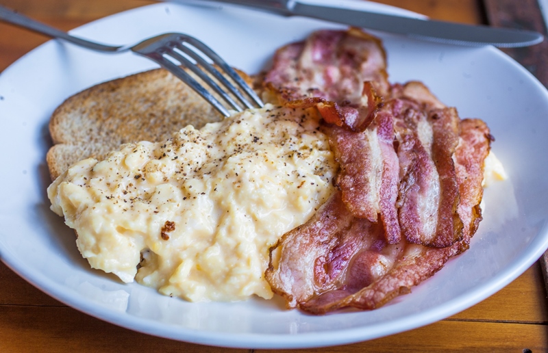 Os ovos com bacon são servidos até as 11h30 Os ovos com bacon são servidos até as 11h30