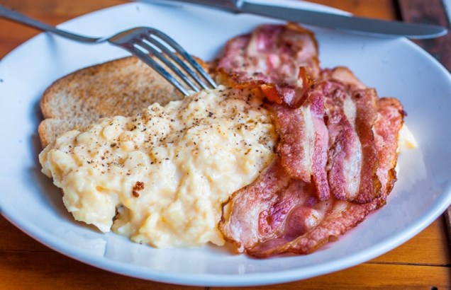 Os ovos com bacon são servidos até as 11h30 Os ovos com bacon são servidos até as 11h30