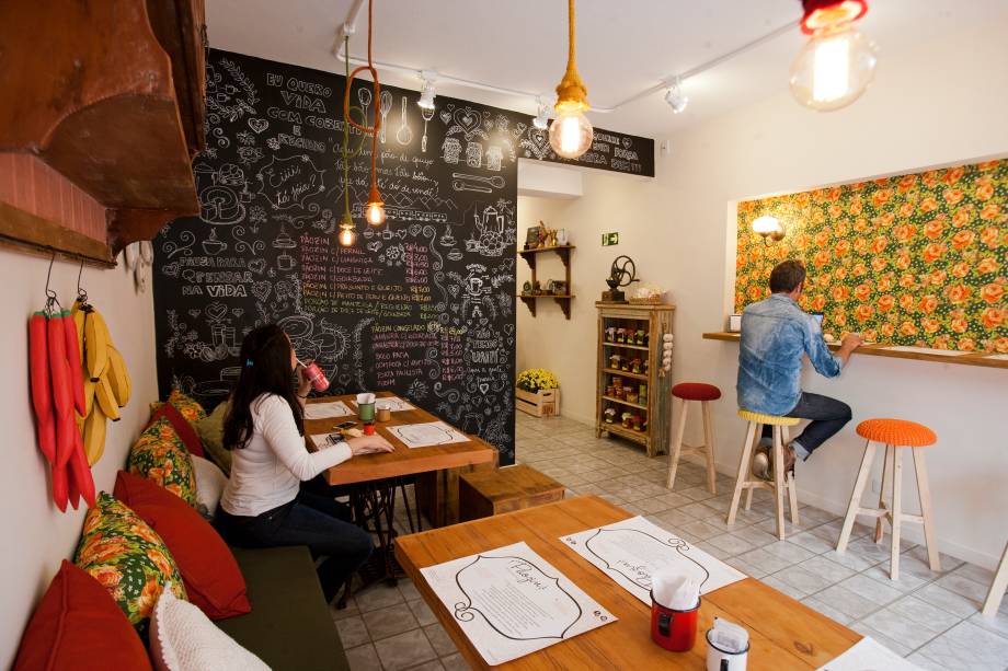 No ambiente acolhedor, o cardápio aparece escrito na parede com tinta de lousa No ambiente acolhedor, o cardápio aparece escrito na parede com tinta de lousa