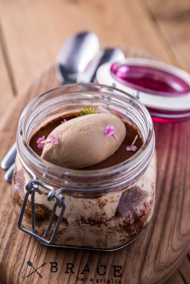 O tiramisu gigante com sorvete de capuccino é suficiente para dois O tiramisu gigante com sorvete de capuccino é suficiente para dois