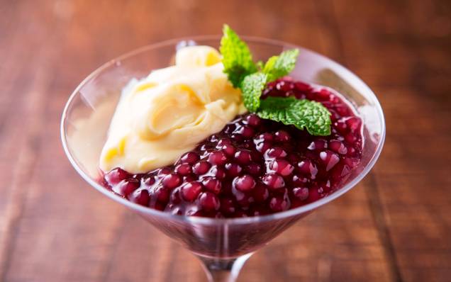 Com discreta doçura, o sagu de vinho tinto vai à mesa com creme inglês Com discreta doçura, o sagu de vinho tinto vai à mesa com creme inglês