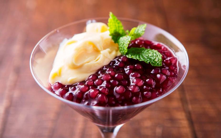 Com discreta doçura, o sagu de vinho tinto vai à mesa com creme inglês Com discreta doçura, o sagu de vinho tinto vai à mesa com creme inglês