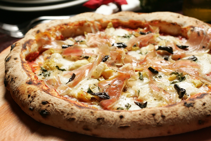 Pecorino fiori: alcachofra, palmito, mussarela de búfala gratinada com queijo pecorino mais presunto cru, alho negro e manjericão Pecorino fiori: alcachofra, palmito, mussarela de búfala gratinada com queijo pecorino mais presunto cru, alho negro e manjericão