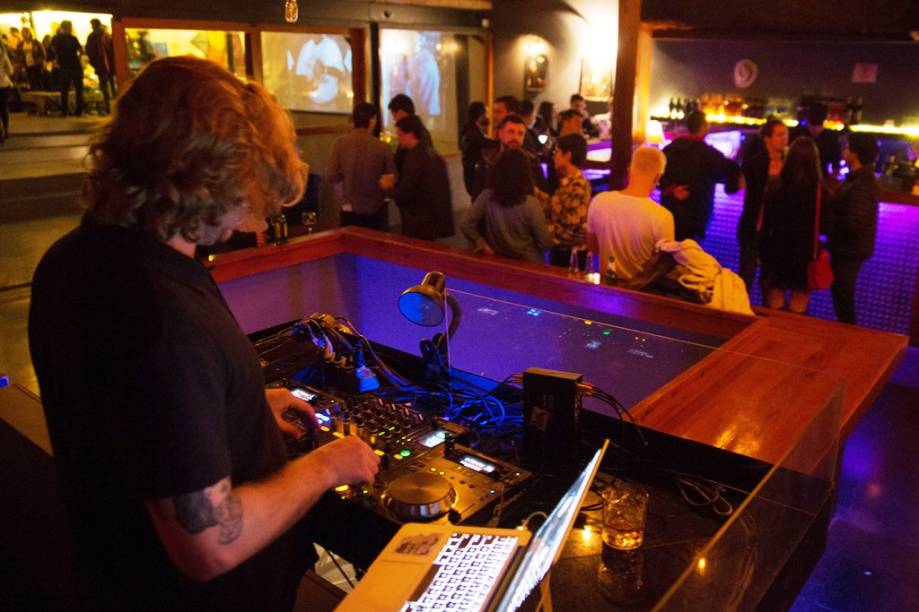 Na pistinha, rola rock, blues e jazz ao vivo às quintas e discotecagem às sextas Na pistinha, rola rock, blues e jazz ao vivo às quintas e discotecagem às sextas