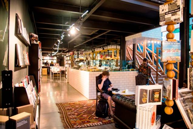 O salão é compartilhado com a livraria Prince Books O salão é compartilhado com a livraria Prince Books