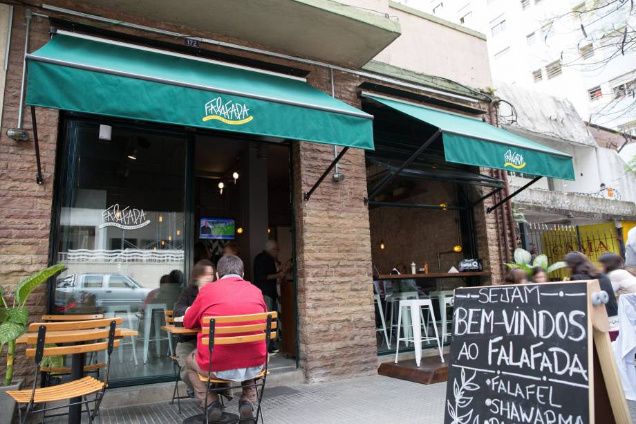 A fachada da casa, com paredes de tijolinhos e ambiente de jeitão simples