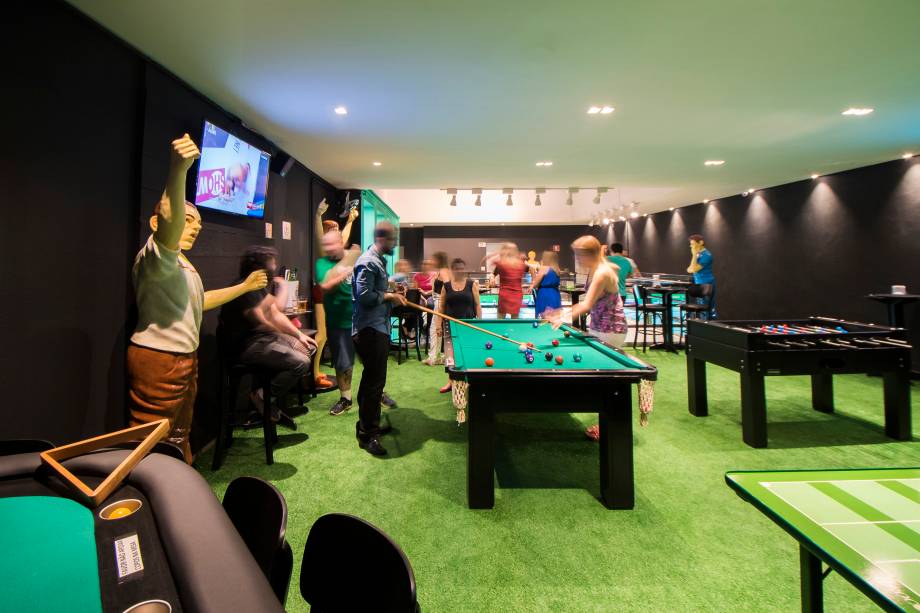 No mezanino ficam mesas de sinuca e de pebolim No mezanino ficam mesas de sinuca e de pebolim