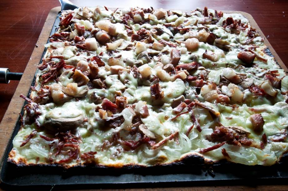 Flame 3B: massa fininha, queijo branco, cebola, bacon, cogumelo paris, carne-seca e mussarela Flame 3B: massa fininha, queijo branco, cebola, bacon, cogumelo paris, carne-seca e mussarela