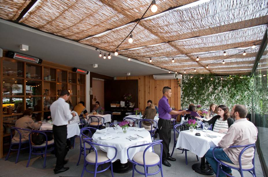 Nos dias quentes, prefira uma das mesas da agradável varanda Nos dias quentes, prefira uma das mesas da agradável varanda