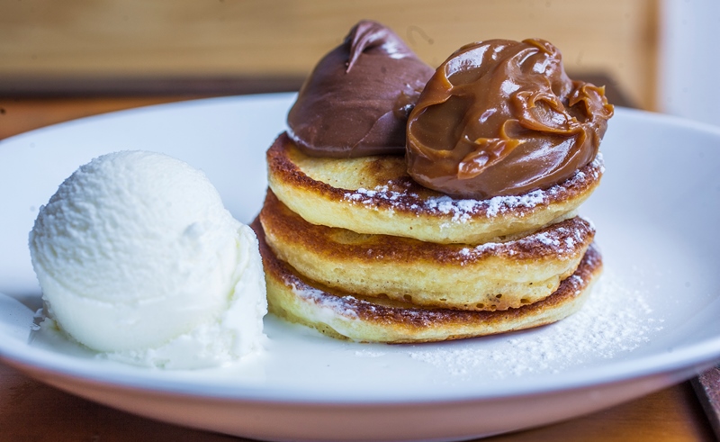 Panqueca de Nutella e doce de leite, acompanhada de uma bola de sorvete de leite