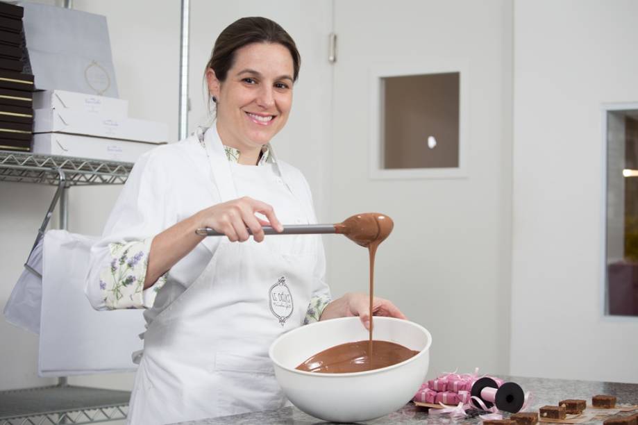 Andrea Gatti é confeiteira formada pela escola francesa Lenôtre Andrea Gatti é confeiteira formada pela escola francesa Lenôtre