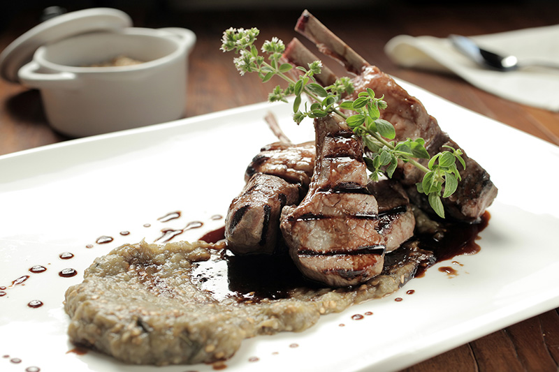 Carré de cordeiro com risoto de cevadinha e pasta de berinjela Carré de cordeiro com risoto de cevadinha e pasta de berinjela