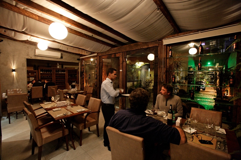 O pequeno bistrô, instalado em uma pequena loja de vinho O pequeno bistrô, instalado em uma pequena loja de vinho