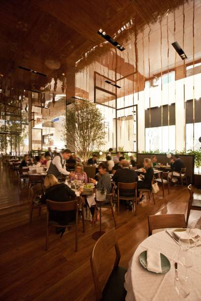 O charmoso salão é assinado pelo arquiteto americano Eric Carlson, radicado em Paris, e tem uma alameda de orquídeas O charmoso salão é assinado pelo arquiteto americano Eric Carlson, radicado em Paris, e tem uma alameda de orquídeas