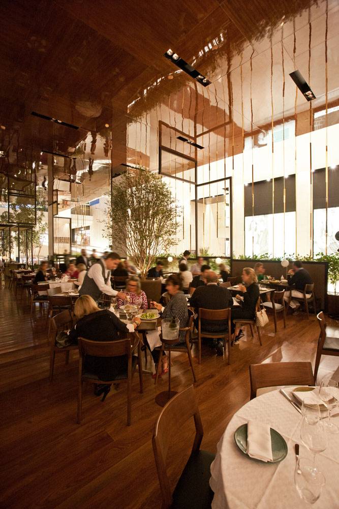 O charmoso salão é assinado pelo arquiteto americano Eric Carlson, radicado em Paris, e tem uma alameda de orquídeas O charmoso salão é assinado pelo arquiteto americano Eric Carlson, radicado em Paris, e tem uma alameda de orquídeas