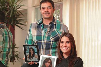 O cabeleireiro Júlio e a atriz Carolina: looks selecionados no tablet O cabeleireiro Júlio e a atriz Carolina: looks selecionados no tablet