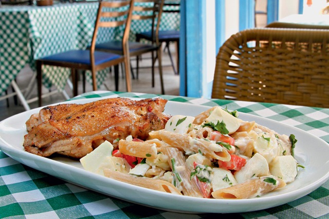 O galeto com salada de macarrão O galeto com salada de macarrão