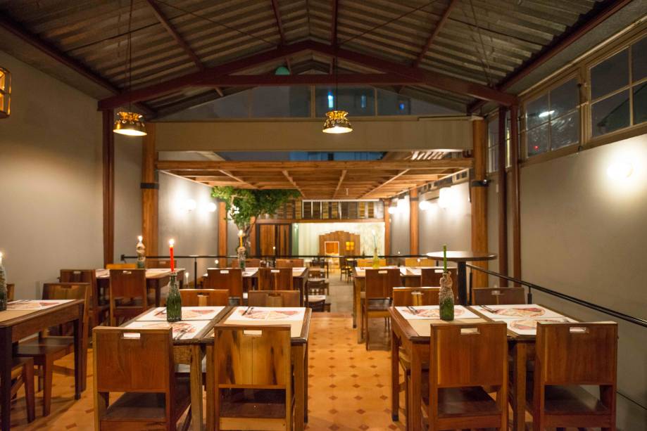 No salão são servidas as pizzas finas que caracterizam a casa No salão são servidas as pizzas finas que caracterizam a casa