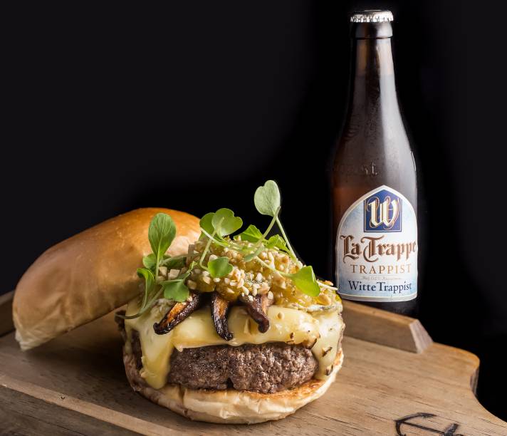 Burger no Quintal: hambúrguer feito de gado da raça hereford com queijo brie, shiitake defumado e chutney de laranja kinkan (R$ 35,00) Burger no Quintal: hambúrguer feito de gado da raça hereford com queijo brie, shiitake defumado e chutney de laranja kinkan (R$ 35,00)