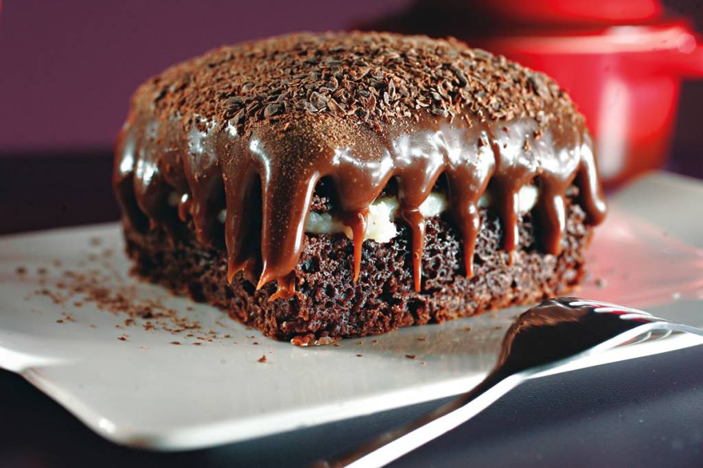 Bolo de doce de coco coberto por brigadeiro tradicional Bolo de doce de coco coberto por brigadeiro tradicional