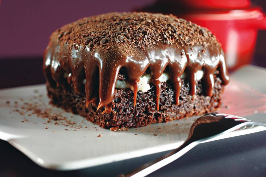 Bolo de doce de coco coberto por brigadeiro tradicional Bolo de doce de coco coberto por brigadeiro tradicional