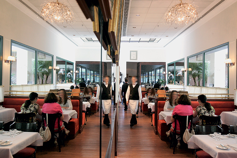 O bonito salão com vista para a Marginal Pinheiros: ampliado por espelhos O bonito salão com vista para a Marginal Pinheiros: ampliado por espelhos