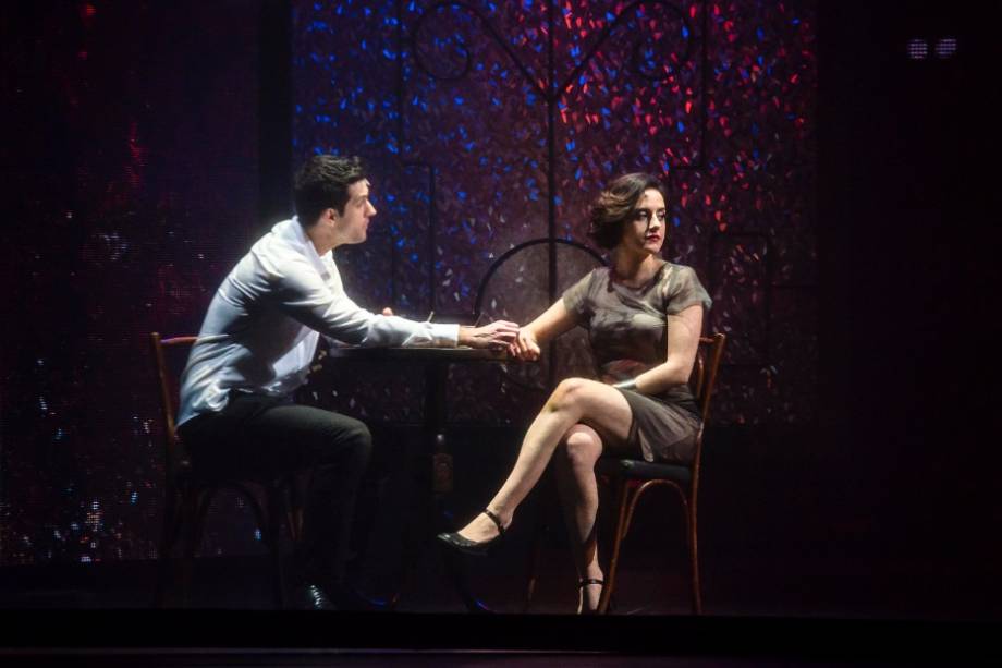 Ghost - O Musical: Sam Wheat (André Loddi) e a ceramista Molly Jensen (Giulia Nadruz) Ghost - O Musical: Sam Wheat (André Loddi) e a ceramista Molly Jensen (Giulia Nadruz)