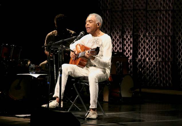 Gil: banquinho e violão, ao estilo do homenageado Gil: banquinho e violão, ao estilo do homenageado