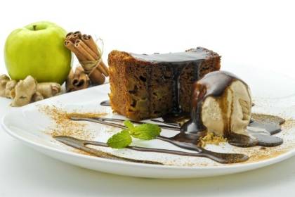 Sobremesas com sorvete - Ginger Apple no Wraps ginger-apple-bolo-de-maca-servido-quente-com-um-suave-toque-de-gengibre-mel-acompanhado-de-sorvete-de-canela-calda-de.jpeg