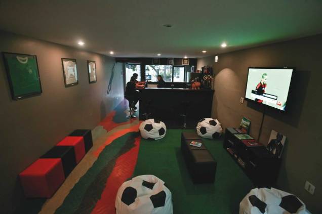 Entrada do hotel: camisas de times e pufes com formato de bola de futebol Entrada do hotel: camisas de times e pufes com formato de bola de futebol