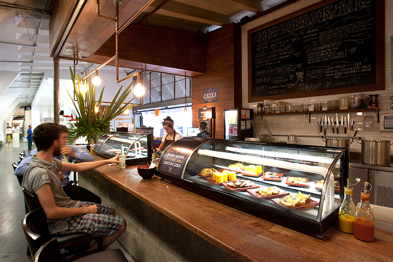 O lugar simples com cadeiras junto a um balcão surpreende pelo atendimento atencioso O lugar simples com cadeiras junto a um balcão surpreende pelo atendimento atencioso