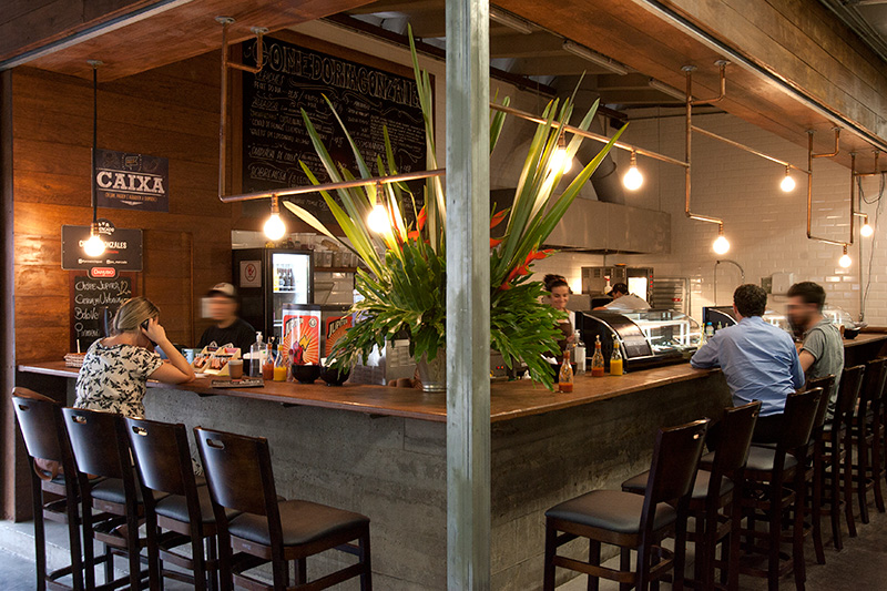 O lugar simples com cadeiras junto a um balcão surpreende pelo atendimento atencioso O lugar simples com cadeiras junto a um balcão surpreende pelo atendimento atencioso