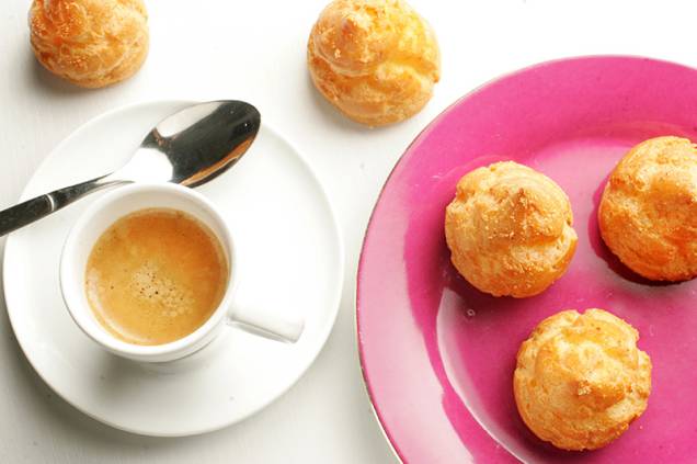 Gougère de queijo de parmesão ao lado do expresso Gougère de queijo de parmesão ao lado do expresso